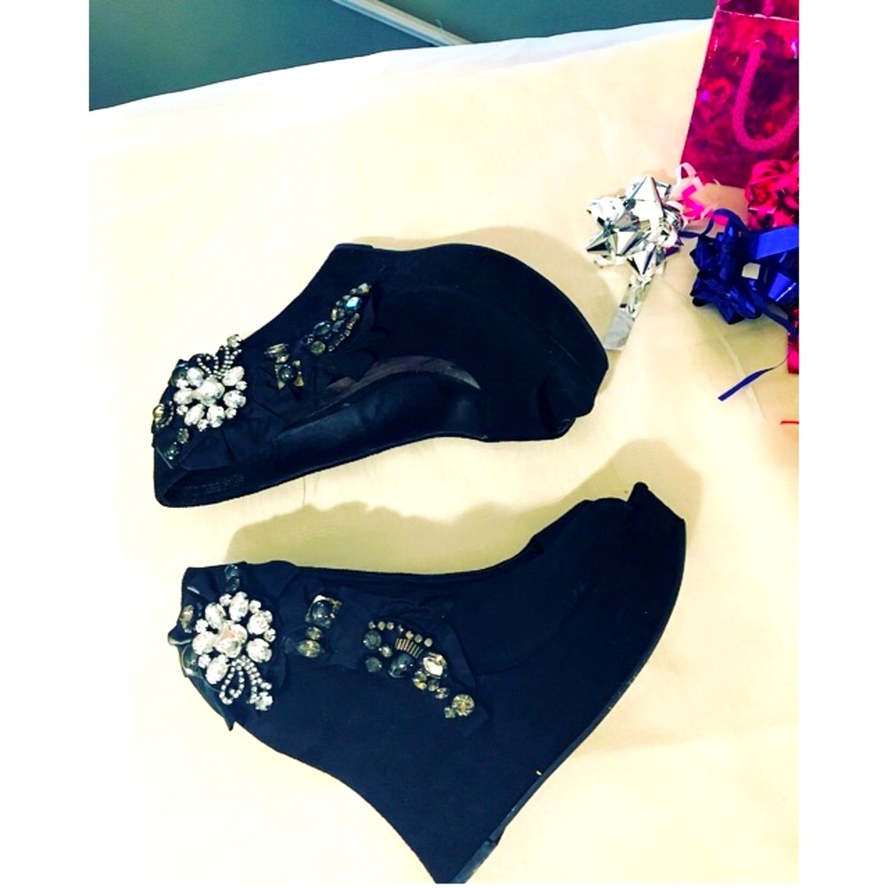 ❤️🔥ZigISoho Rhinestoned Black Suede Wedges 10❤️🔥 - Picture 1 of 8